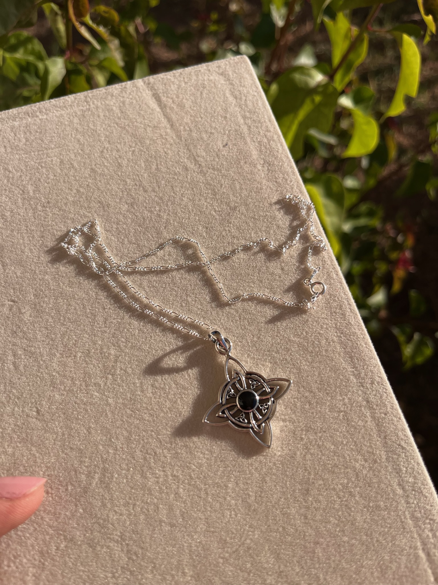 Collar Nudo de Bruja con Piedra Ónix en Plata 925 Italiana – Protección y Energía 🖤 - Imagen 2