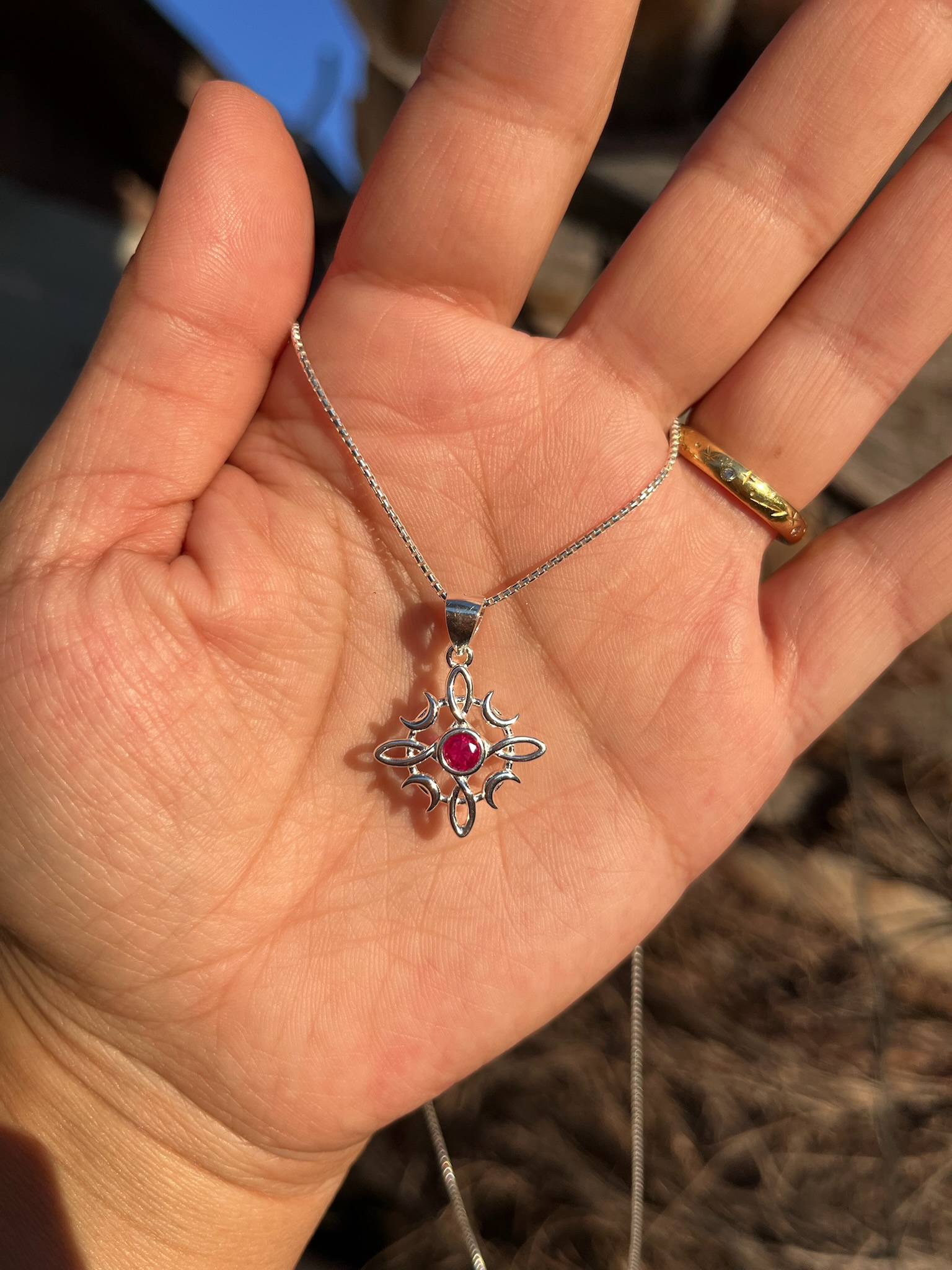 Collar Nudo de Bruja en Plata 925 Italiana con Circón Rubí – Cadena 50 cm ❤️