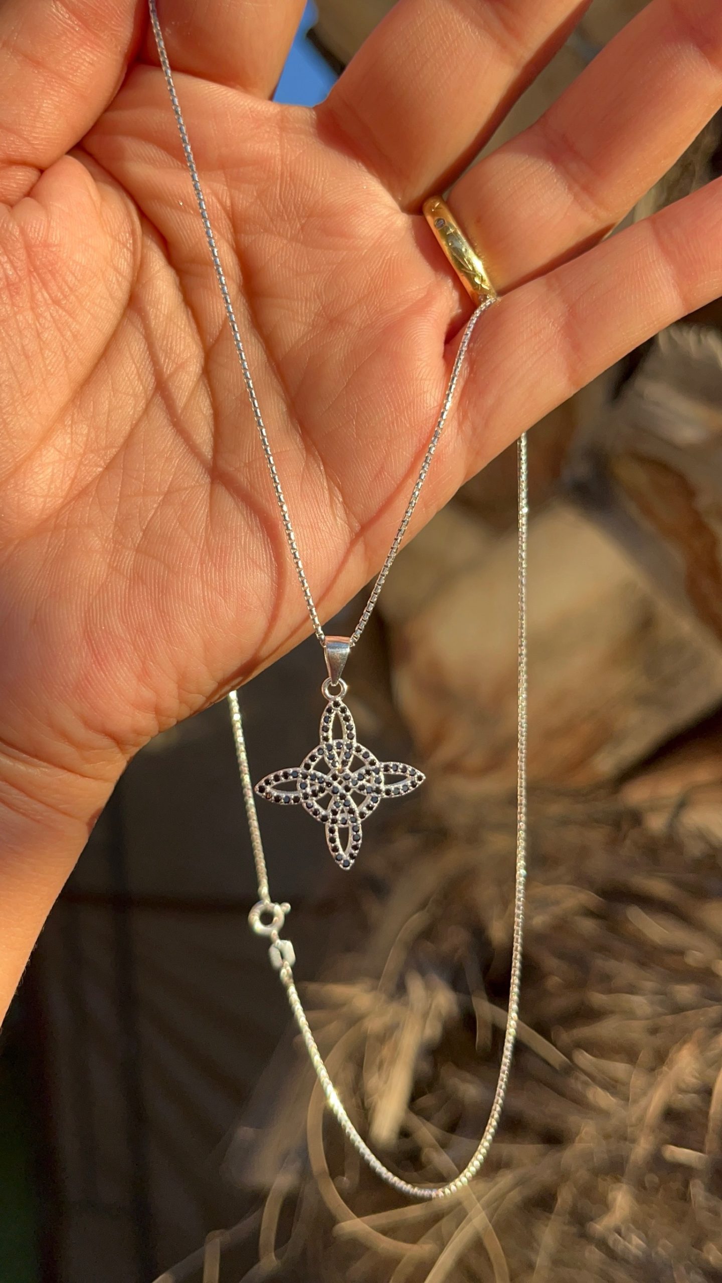 Colgante Nudo de Bruja con Circones Negros – Plata 925 - Imagen 2