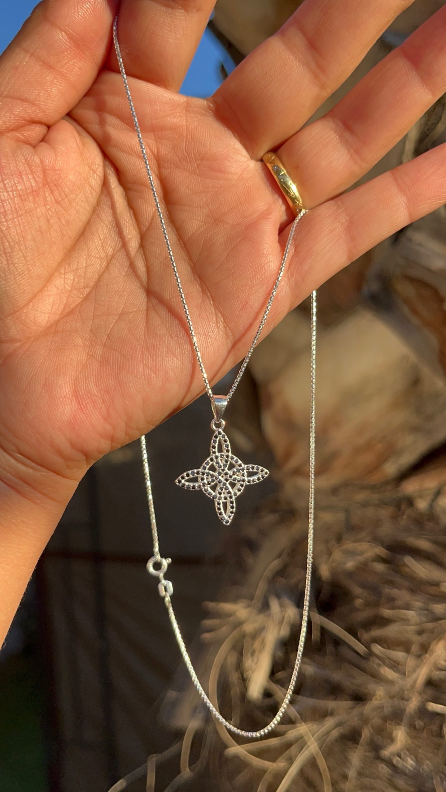 Colgante Nudo de Bruja con Circones Negros – Plata 925